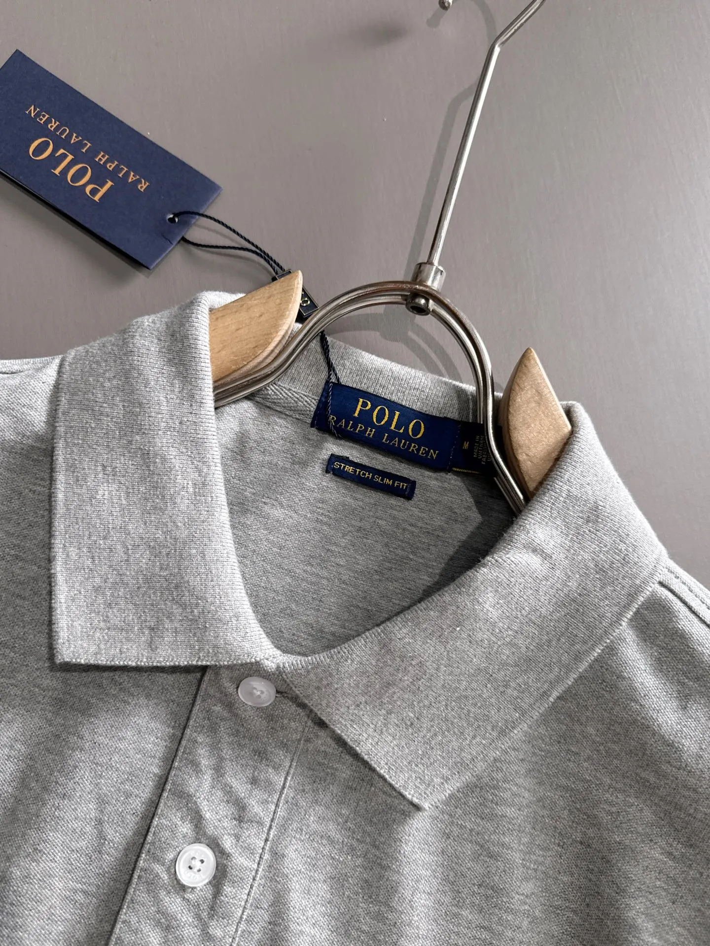 P190 Ralph Lauren/Ralph Lauren [High Quality] Distinguished from ordinary fabrics on the market, men's pure cotton, business casual solid color, short-sleeved T-shirt, lapel POLO shirt, men's summer essentials ✔ In a man's wardrobe, polo shirts must occupy an important place! When it comes to polo shirts made of pure cotton, Ralph Lauren is the perfect choice for comfort and quality ✔ The first choice for high quality! Classic basics that will never go out of style! Designed with classic solid colors, each color can easily match various occasions! Made of 240g pure cotton pique fabric, it is skin-friendly, comfortable and has good breathability, making summer wear refreshing and worry-free! The right shoulder style modifies the shoulder shape, enhances the style and temperament, and perfectly fits everyone's needs! Whether it is daily travel or business occasions, it is easy and versatile! The feeling of relaxation is even better. Everywhere you look, there are texture details! There are many colors to choose from, from stable dark colors to dynamic light colors, meeting the needs of different occasions! Exquisite workmanship, the improvement of one's own image is the pursuit of quality of life! , the details of the turning and wiring are also the original factory craftsmanship. Needless to say, the quality is after all, it is something from the original factory... If you like it, don’t miss it! For men, this type of short-sleeved Polo shirt is naturally indispensable!  All three standards are complete! Simple business casual essentials! Color: Black White Gray Royal Blue Size: M-2XL